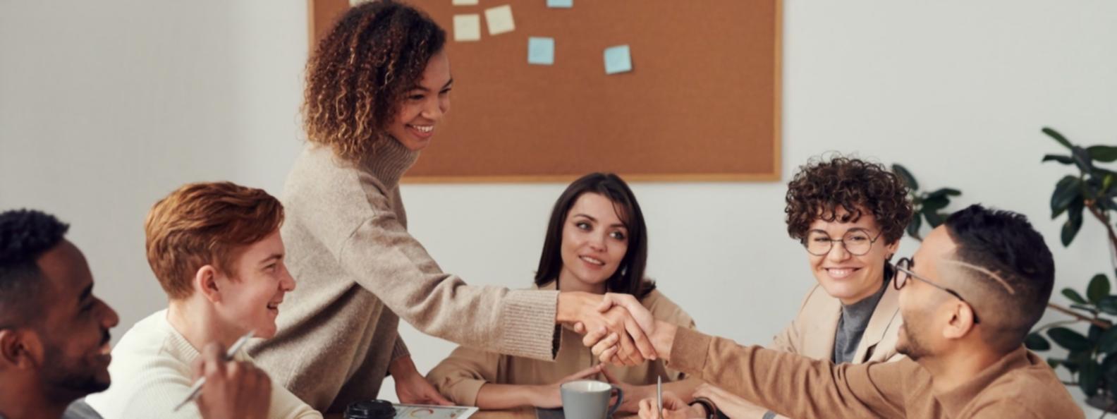 Person in ruhiger Selbstreflexion in natürlicher Umgebung